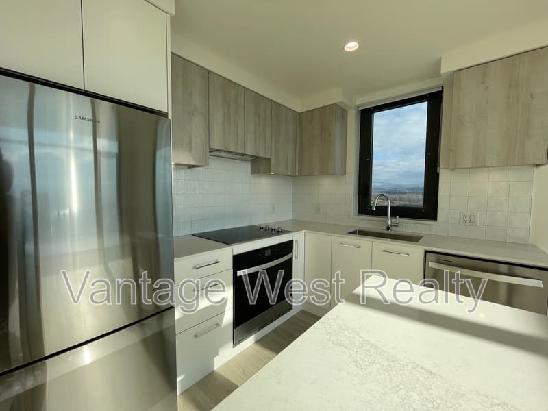 Kelowna Condo: 1404-3699 Capozzi Rd