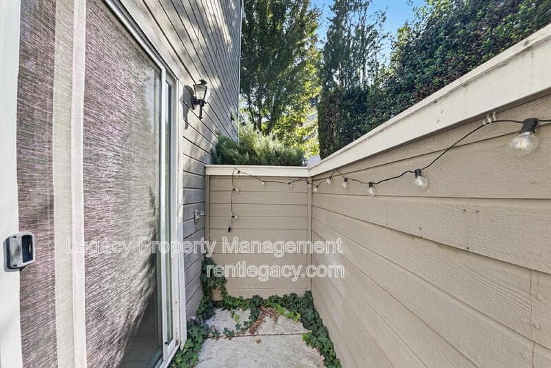 Sacramento Condo: 9101 Newhall Dr