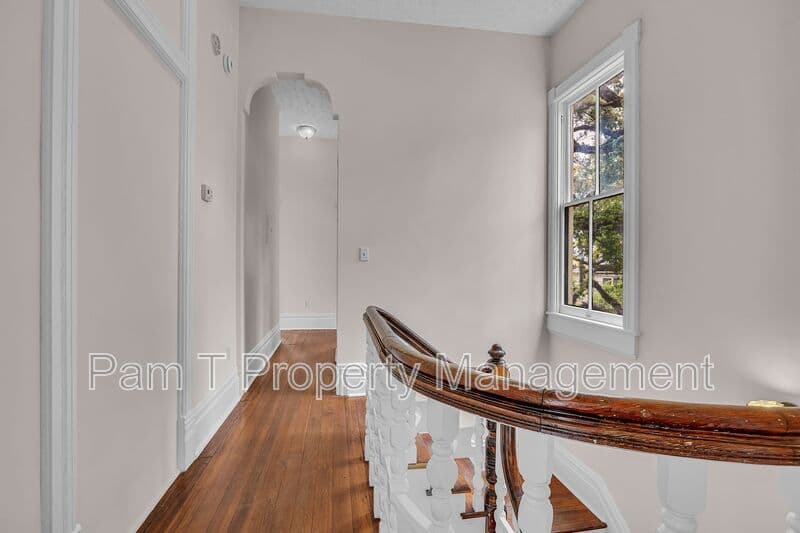 Savannah House: 201 W 37th St
