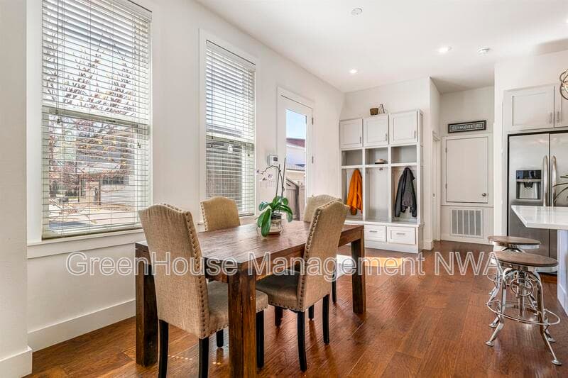 Bentonville House: 636 SW B ST