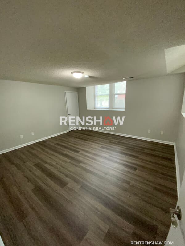 Trenton House: 900 S College St
