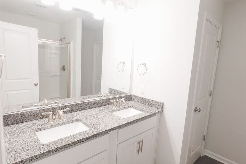 Richmond Hill House: 34 Crown Ct