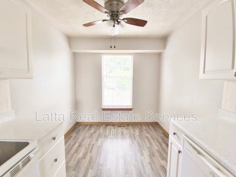 Raymore Townhome: 407 S Sunrise Dr