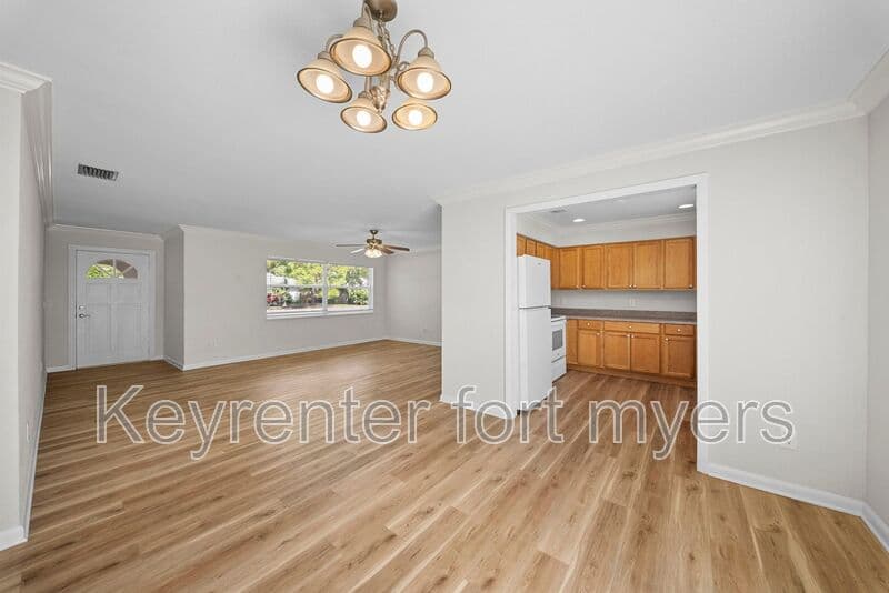 FORT MYERS House: 13049 FOURTH ST