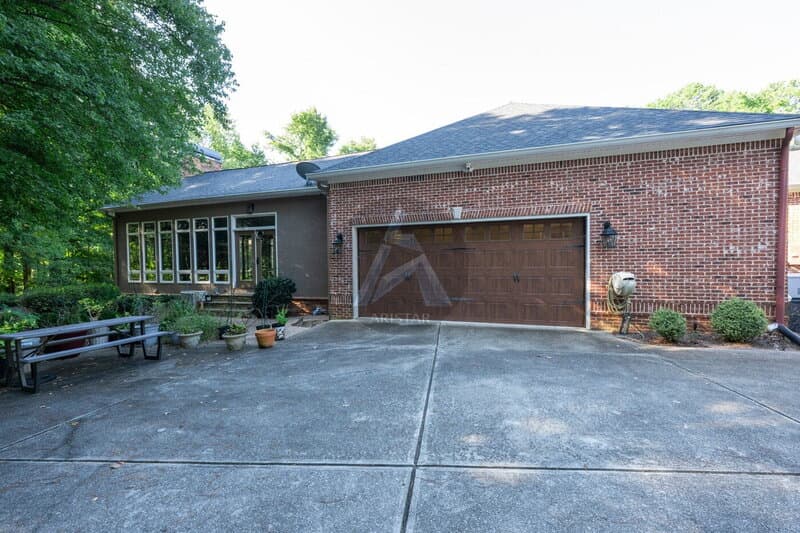 Kennesaw House: 5211 Hadaway Rd NW