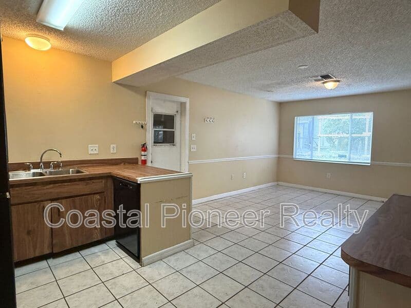 Spring Hill House: 6063 Shingler Ave