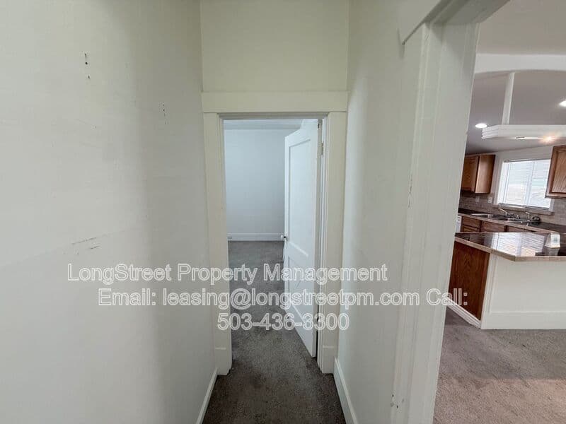 Keizer House: 431 Chemawa Rd N