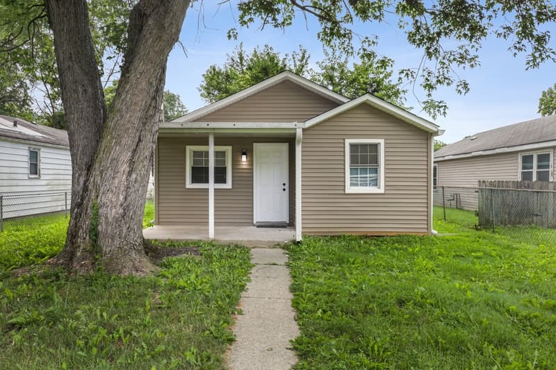 Muncie House: 2207 S Delawanda Ave