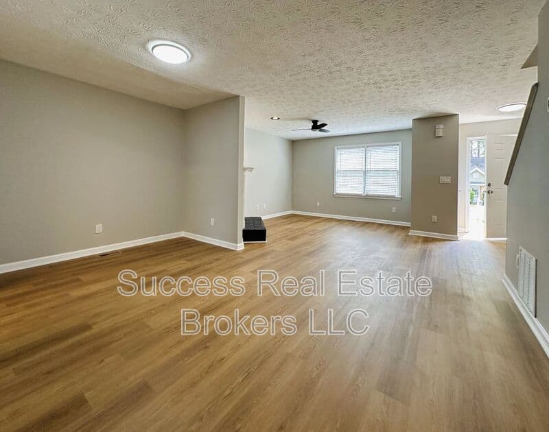 Kennesaw House: 1016 Kennesborough Rd NW