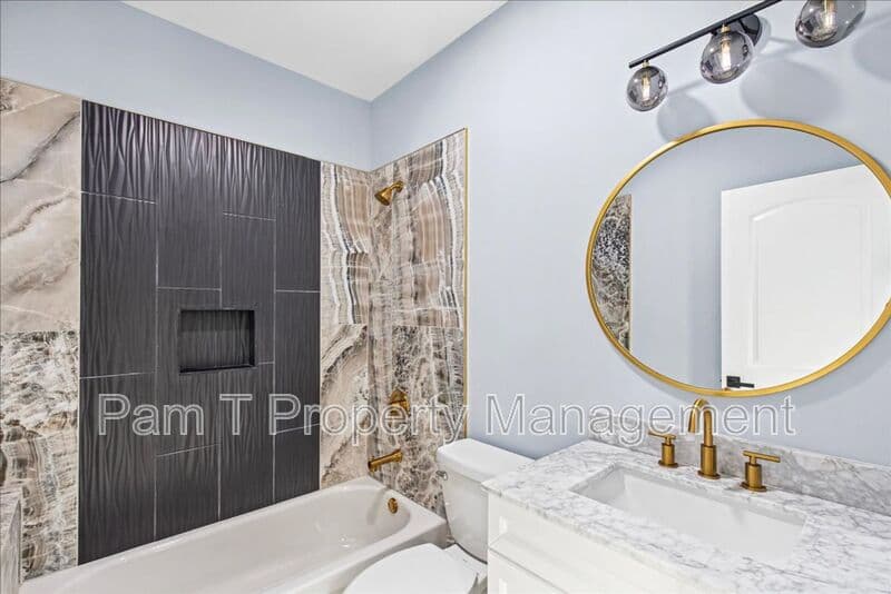 Savannah House: 3205 Burroughs St