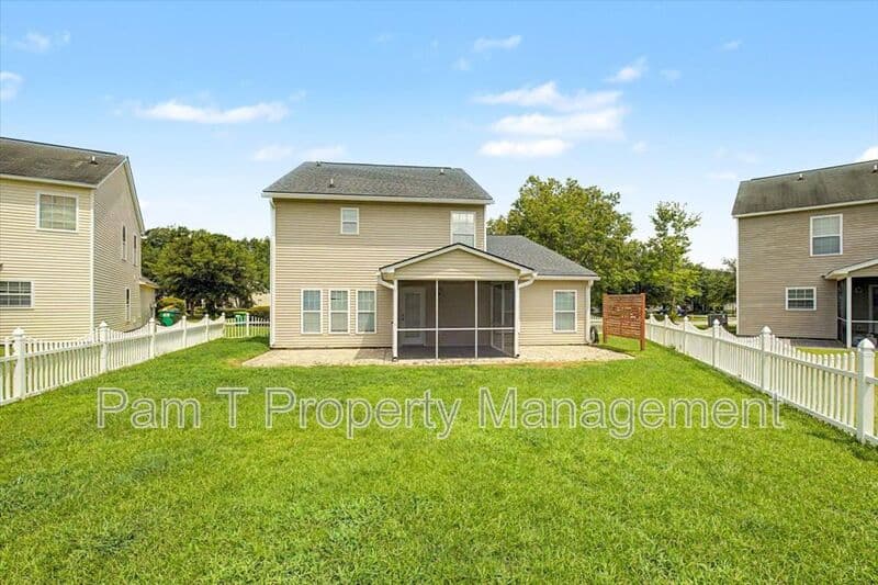 Pooler House: 4 Bainbridge Way