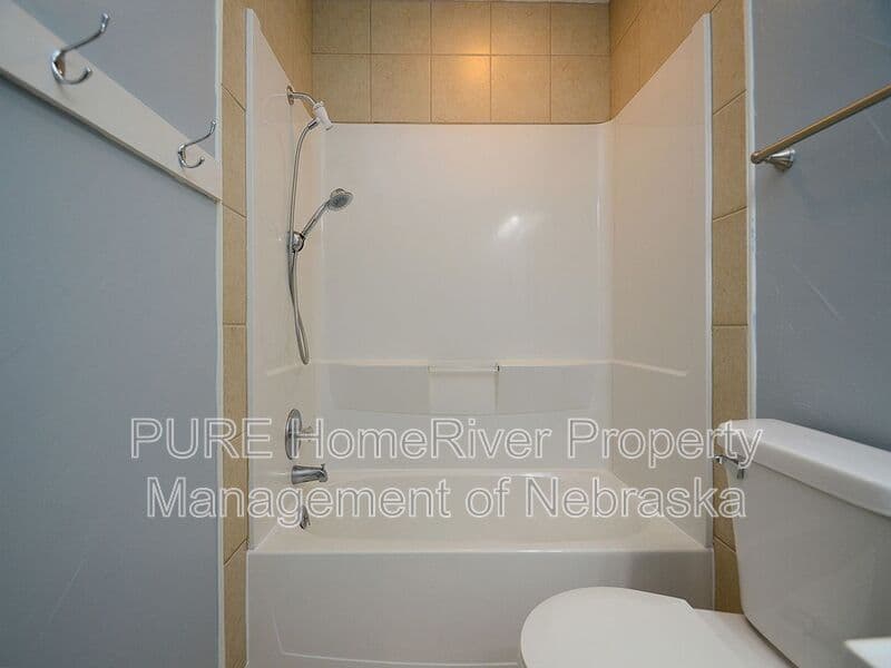 Omaha House: 2121 S 163rd Circle