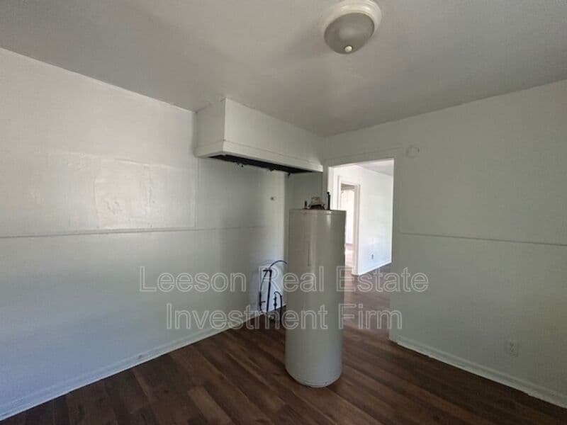 Shreveport House: 318 W 68TH ST