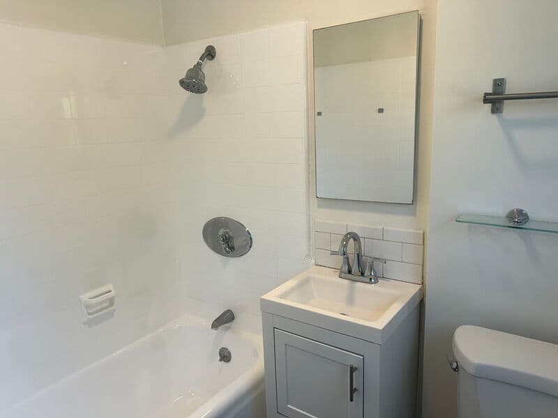 Glendale House: 1235-1237 Virginia Ave