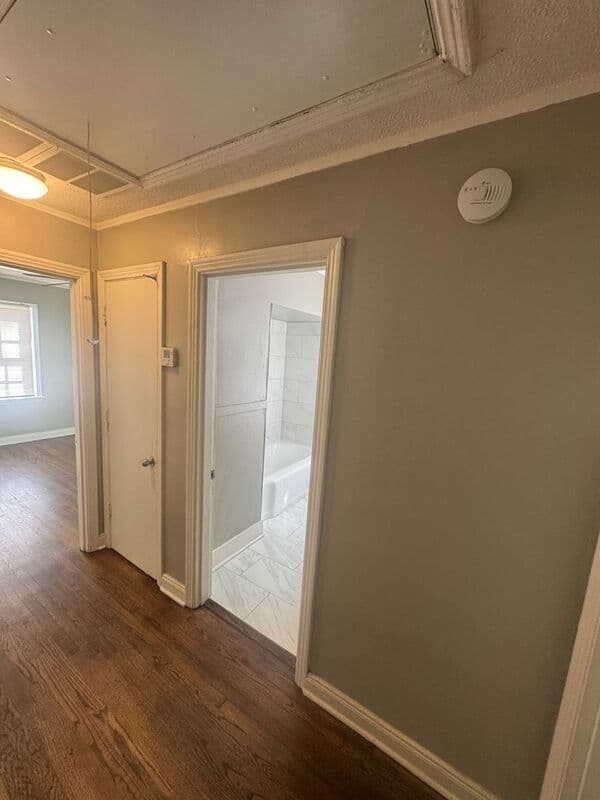 Memphis House: 1055 W Walthal Cir