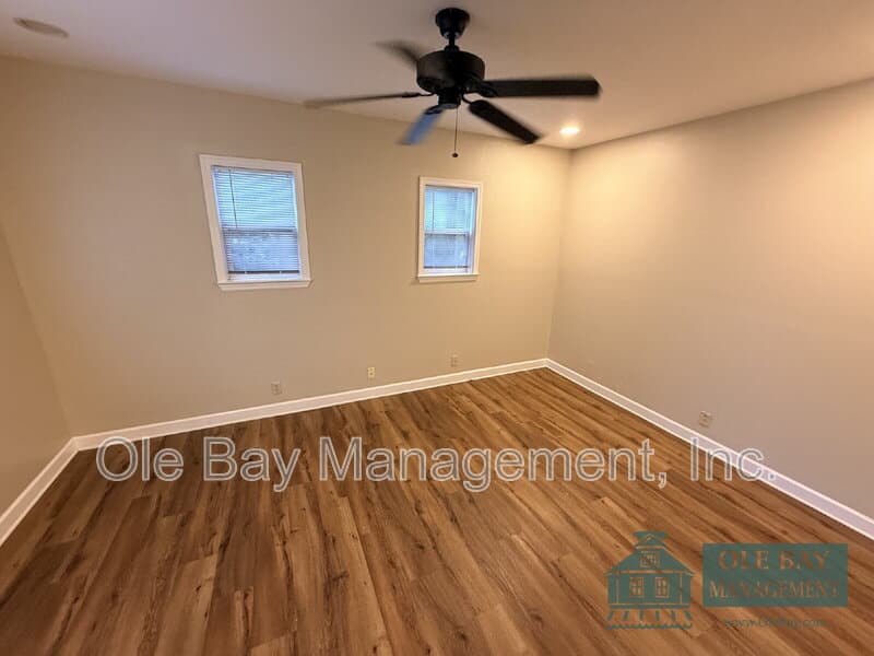 Mobile House: 119 Barbara Mitchell Dr E