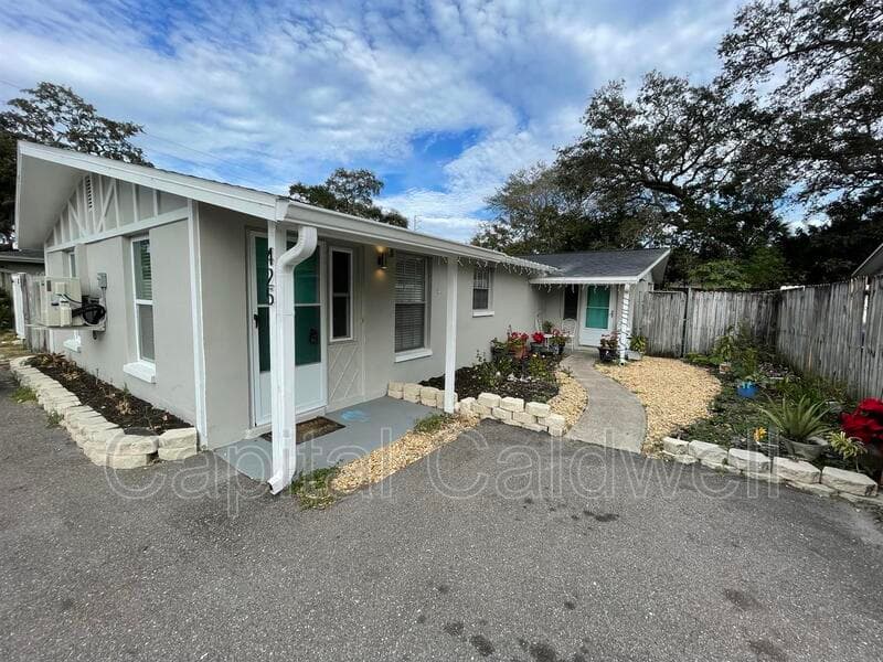 Dunedin House: 425 Milwaukee Ave