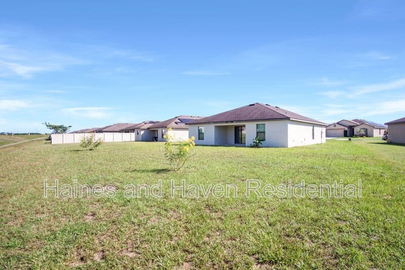 Dundee House: 1503 Swan Lake Cir