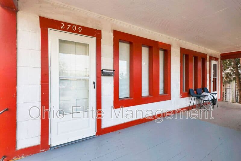 Columbus House: 2709 Sullivant Ave