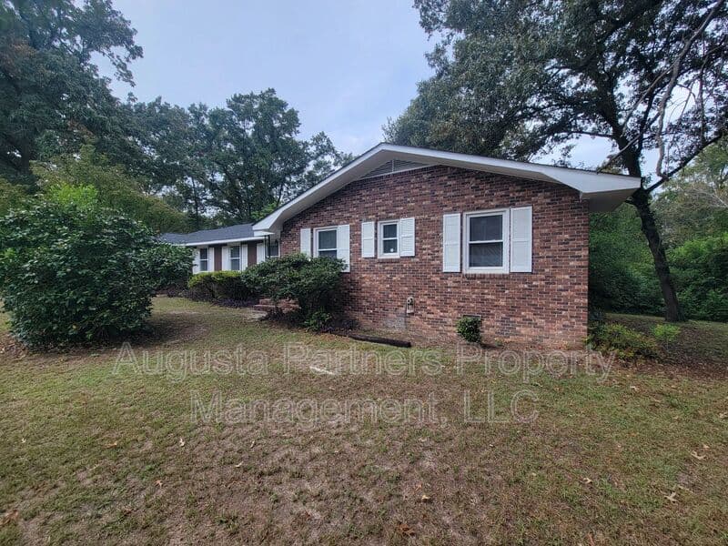 Augusta House: 323 Pineview Drive