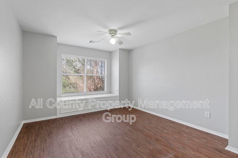 Fort Worth House: 813 Jockey Club Lane