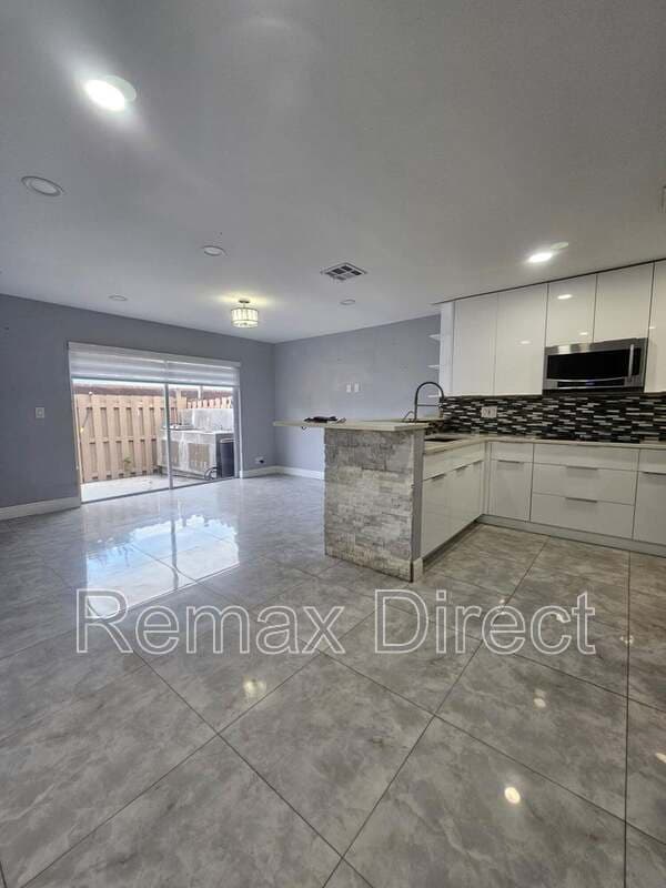 PALM SPRINGS Townhome: 331 Cypress Way W