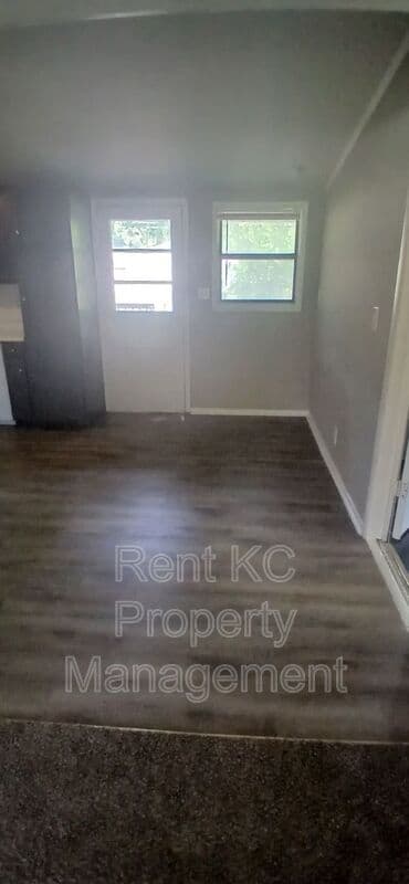 Independence House: 412 N Cochise Dr