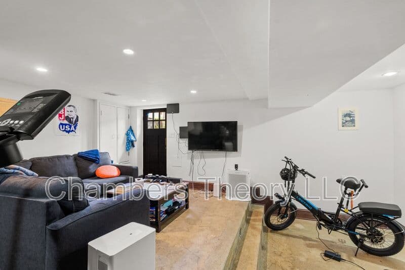 Washington House: 3532 Warder St NW