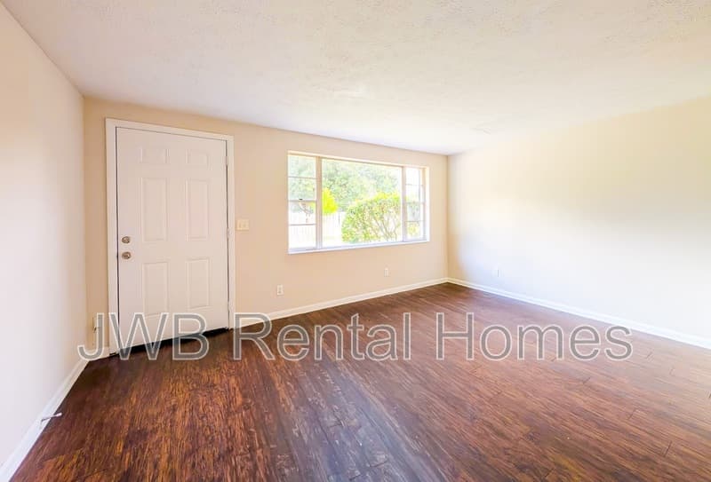 Jacksonville House: 5742 Newberg Ln