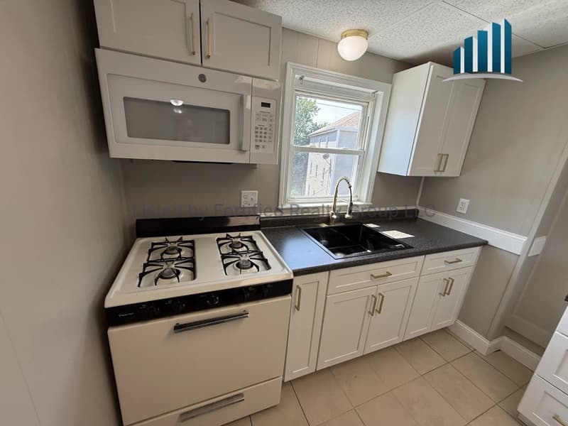 Fall River Condo: 85 Massasoit St