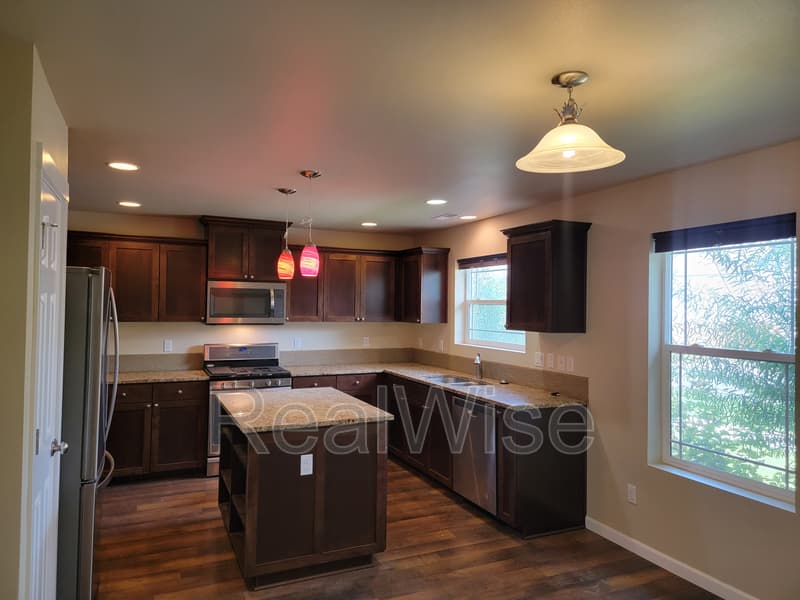 Bend House: 62727 Hawkview Rd