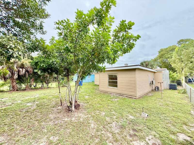 Fort Myers House: 2985 Saint Charles Street