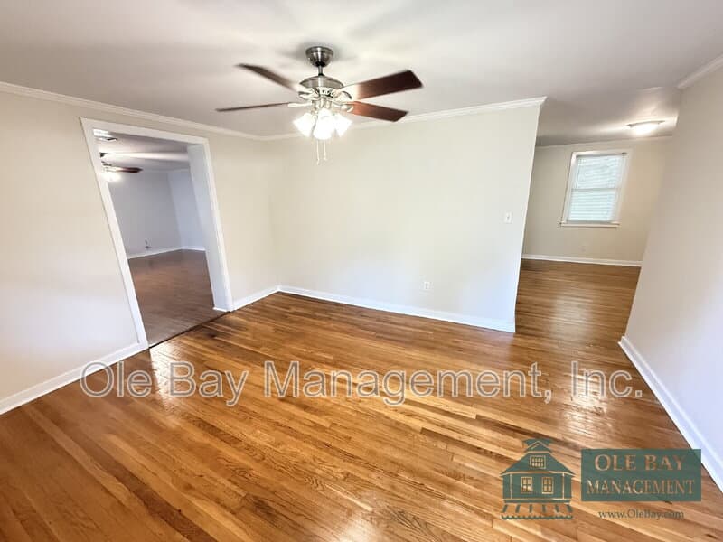 Mobile House: 4650 Rosewood Dr