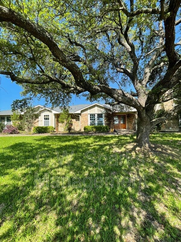 Rockwall House: 3494 N Stodghill Rd