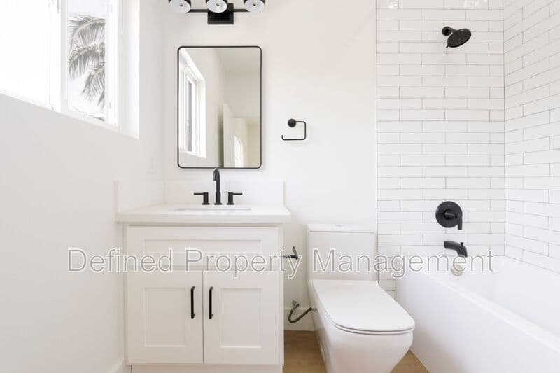 Los Angeles Condo: 1325 N Poinsettia
