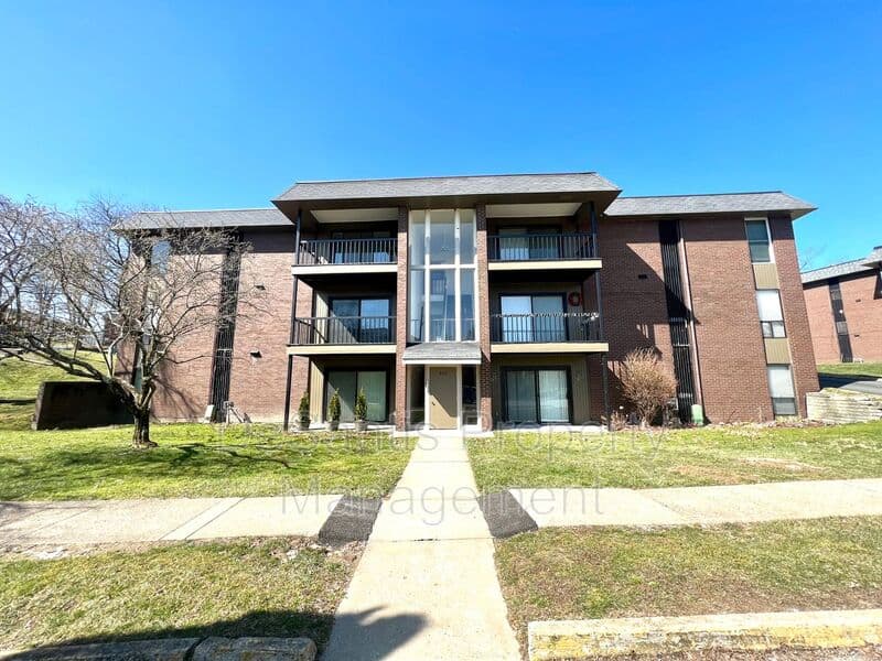 Moon Twp Condo: 800 College Park Drive