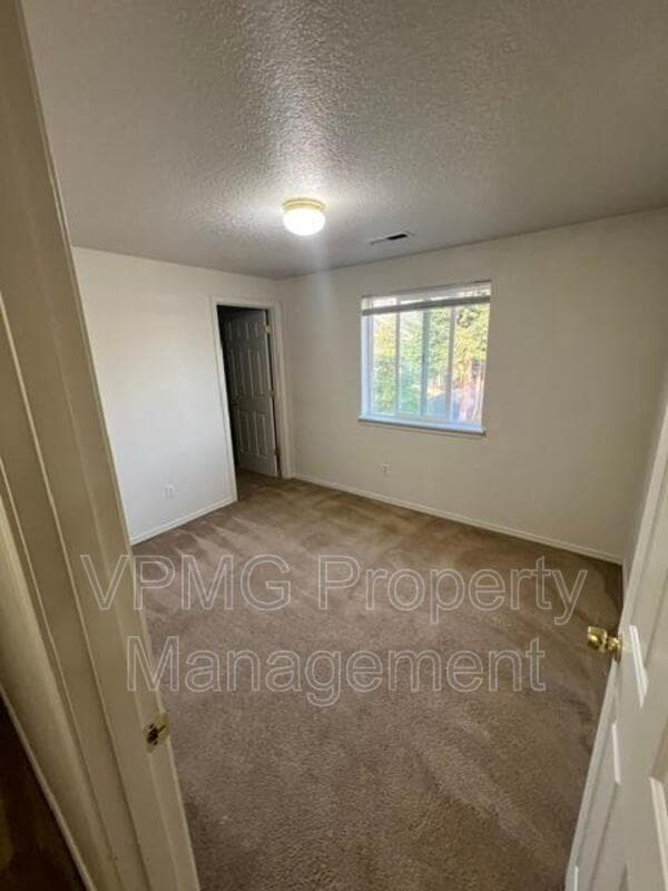 Vancouver House: 6402 NE 139th Ct