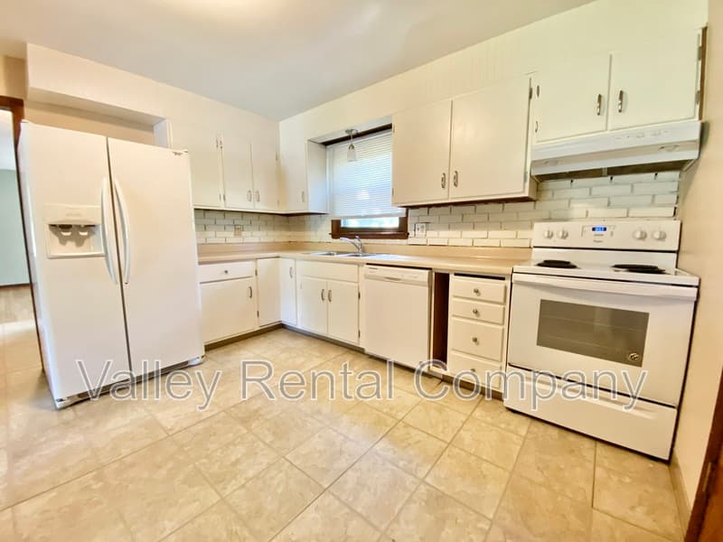 Hadley House: 73 Rocky Hill Rd