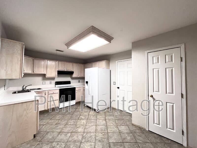 Fayetteville Condo: 886 N Daisy Ln