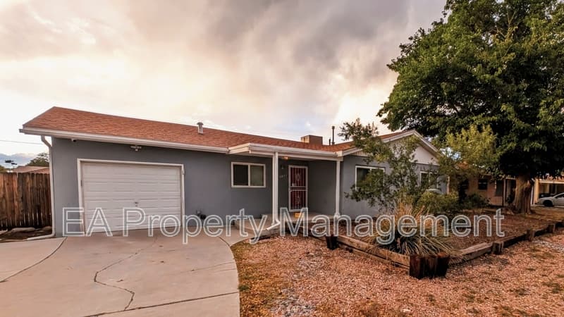Albuquerque House: 2837 Palomas Dr NE