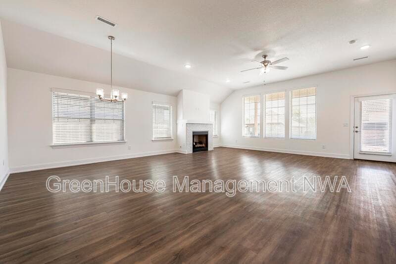 Siloam Springs House: 710 W Jillian Street