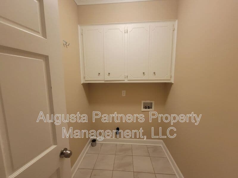 Martinez House: 288 Wakefield Ln S