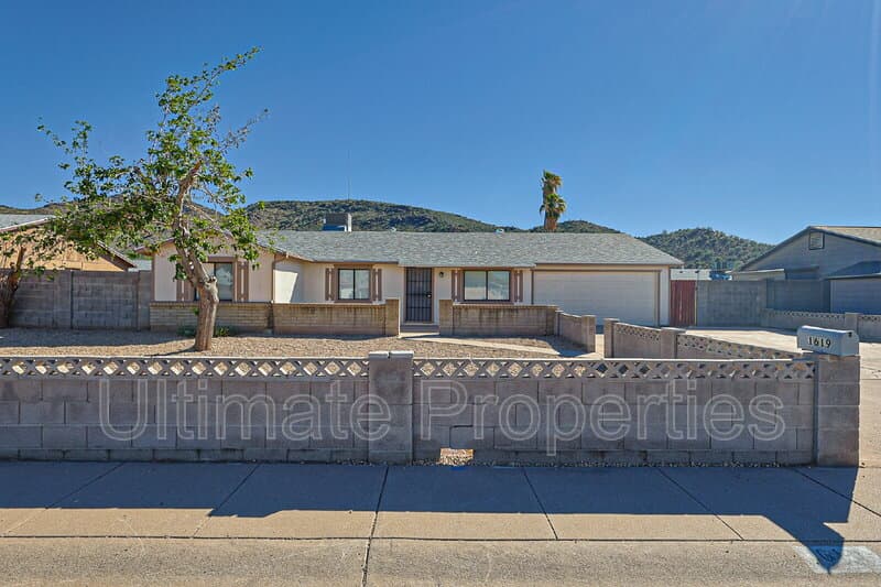 Phoenix House: 1619 W Pershing Ave