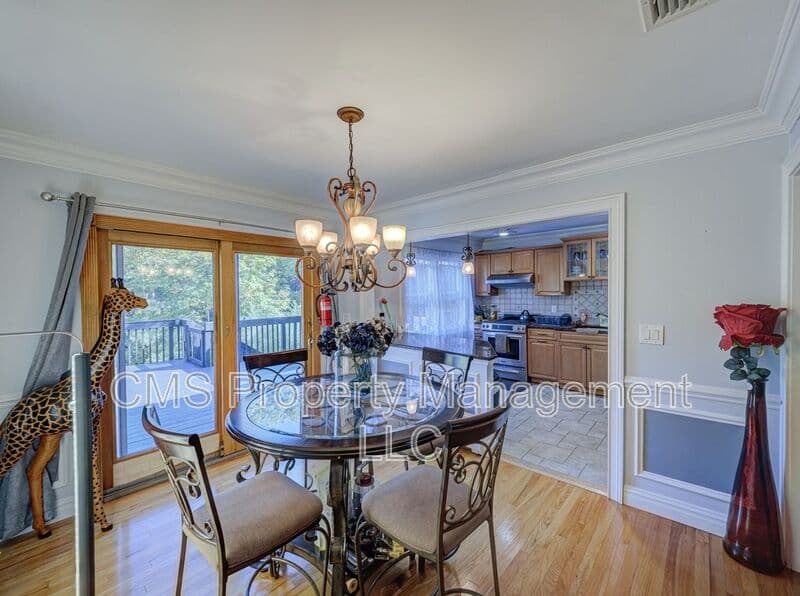 Bloomingdale House: 128 Reeve Ave