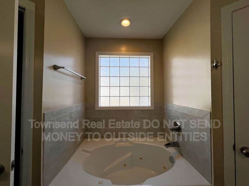 Fayetteville House: 3311 Auburn Dr
