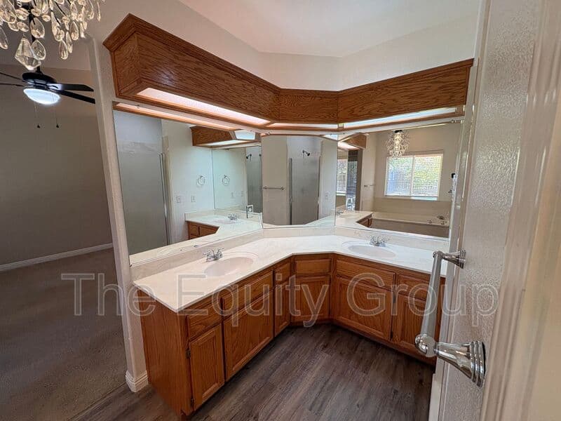 Visalia House: 2643 West Oakridge Ave