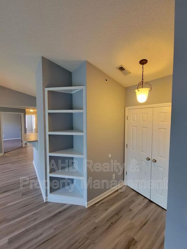 Burlington House: 3473-3C Forestdale Dr.