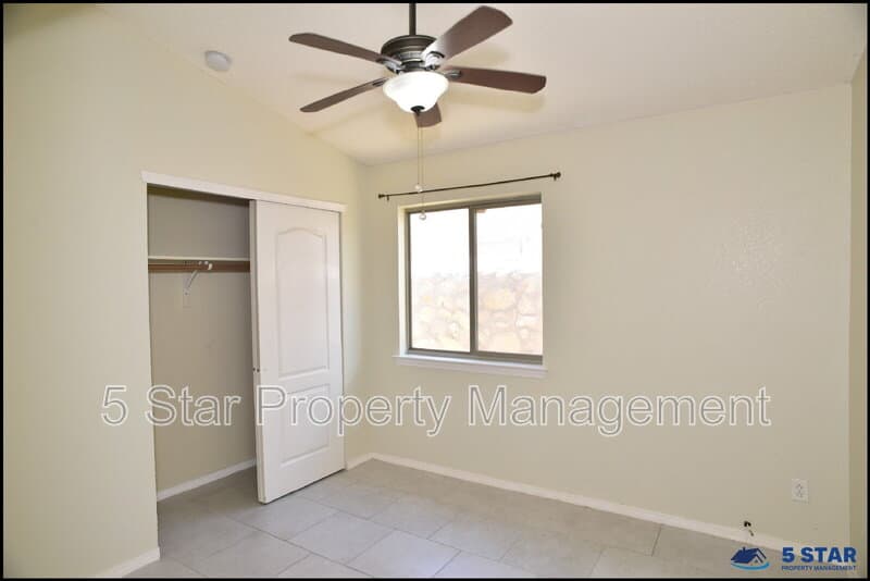El Paso House: 14325 Island Point Drive