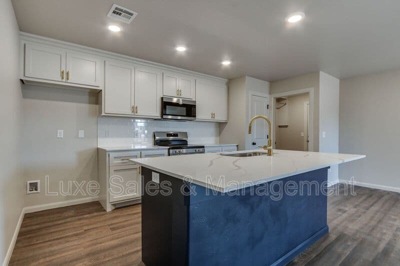 Edmond House: 400 Keiths Way