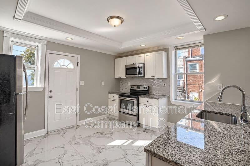 Baltimore House: 1120 N Lakewood Ave